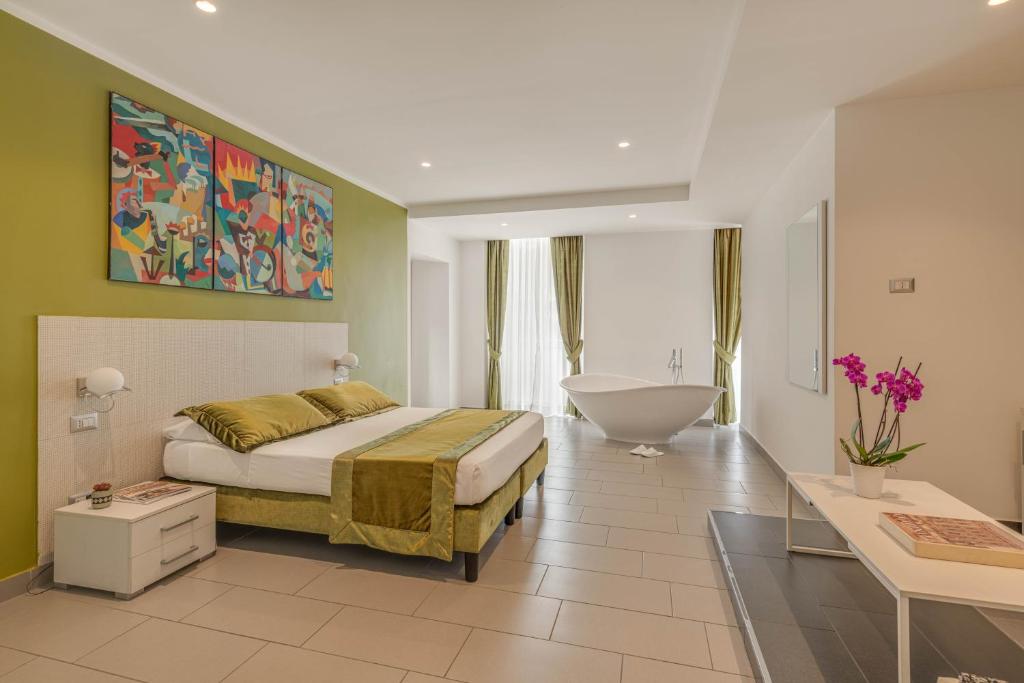 罗马特雷维皇宫酒店的卧室配有1张床、浴缸和水槽。
