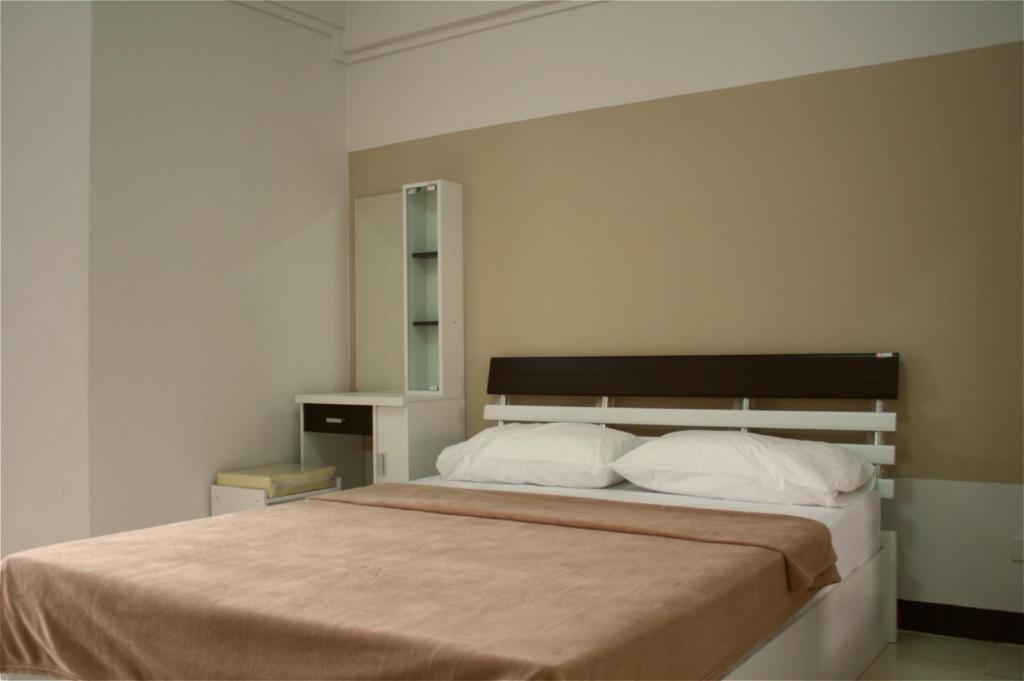 信武里府班布德萨林公寓的卧室配有带白色枕头的大床