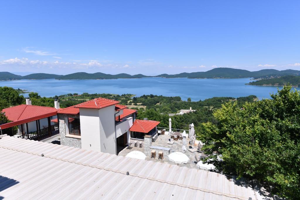 尼奥楚里翁尼夫罗斯度假酒店及Spa中心的享有一座建筑正面的湖景