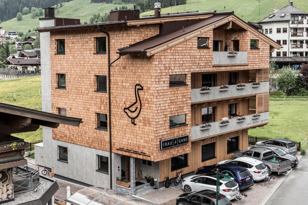 萨尔巴赫FRAU GANS - pure mountain apartments的前面有汽车停放的建筑