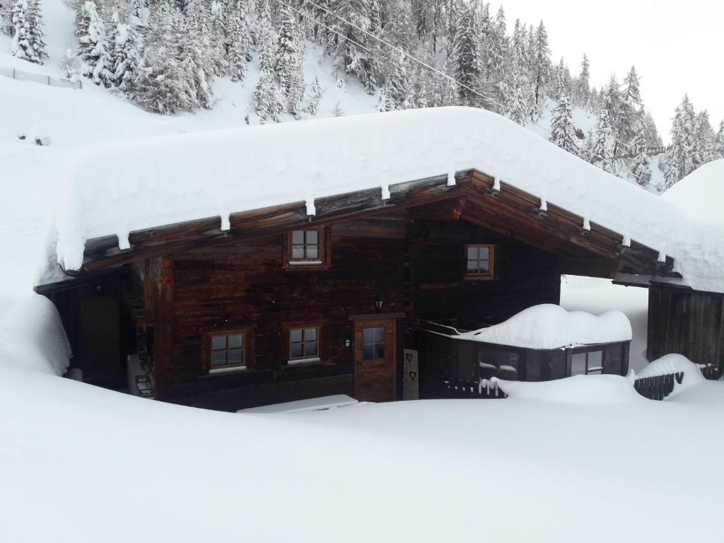 索尔登胡腾阿尔穆胡特索尔登度假屋的小木屋,屋顶上积雪