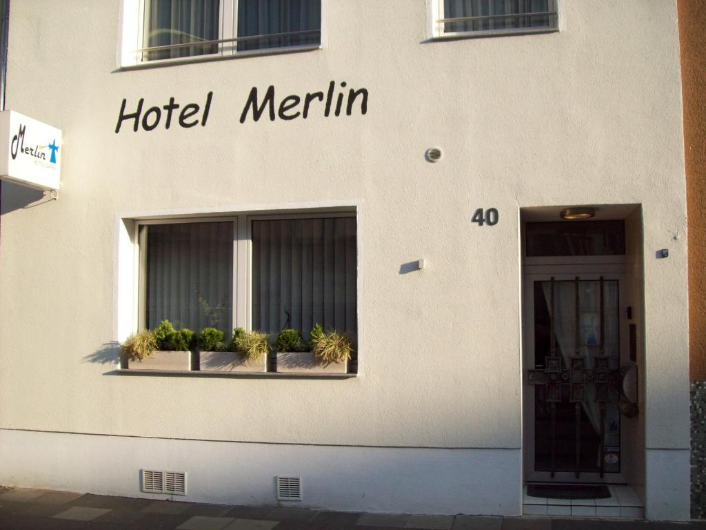 科隆梅林加尼酒店的建筑一侧的酒店 ⁇ 林标志