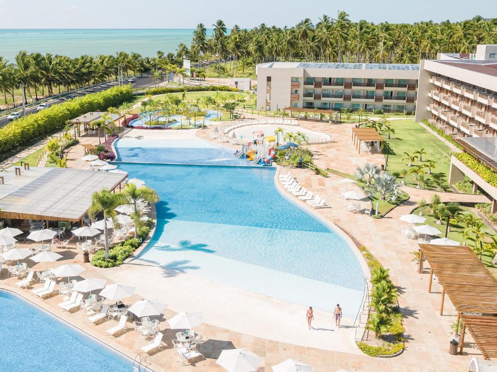雅帕拉廷加Japaratinga Lounge Resort - All Inclusive的蓬塔卡纳高级度假村享有泳池的空中景致