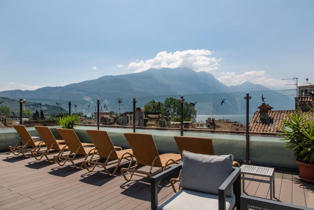 加尔达湖滨安蒂科博尔戈酒店的坐在山景阳台上的一排椅子