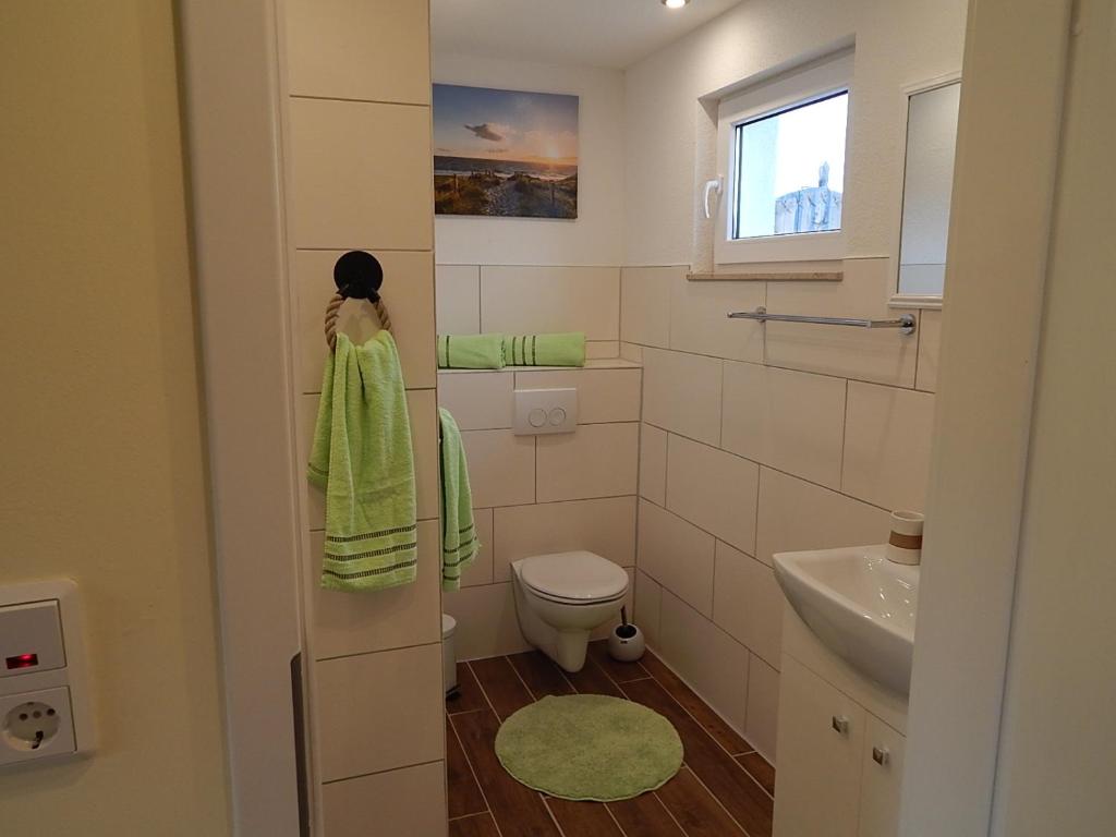 卡尔斯哈根Theunis Ferienwohnung的一间带卫生间和水槽的小浴室