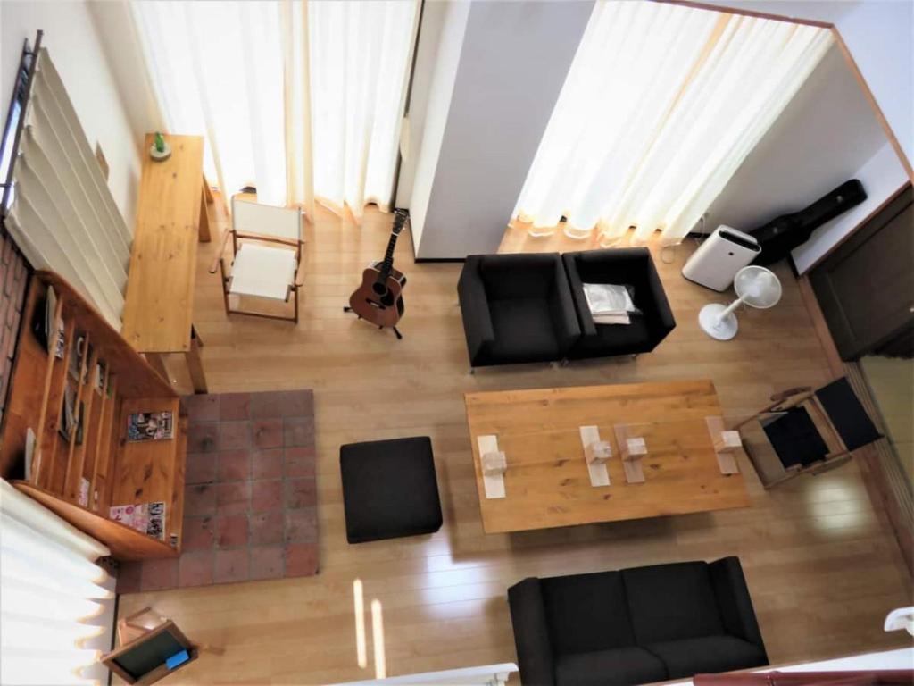 KasamaMonzen House Dormitory type- Vacation STAY 49374v的客厅的顶部景色,配有吉他