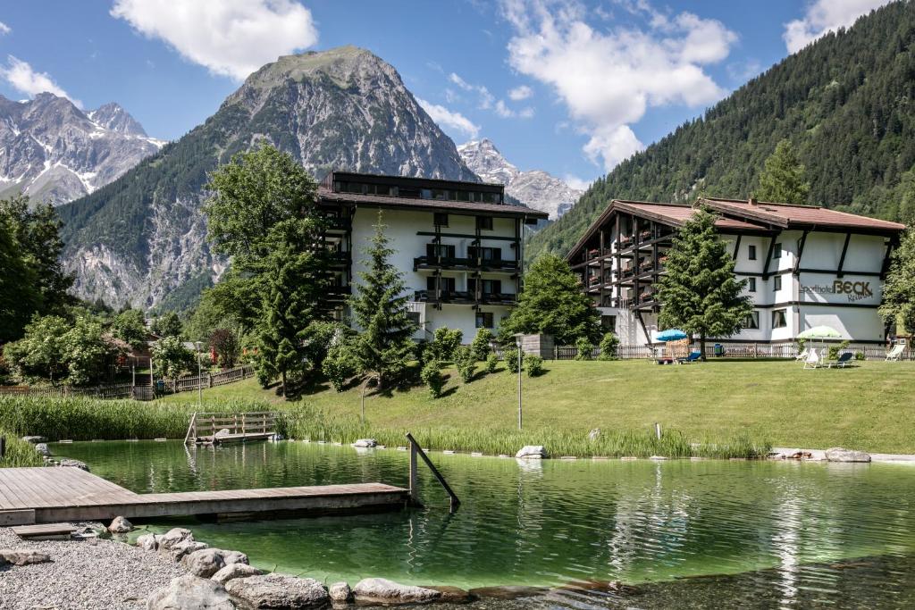 布兰德Sporthotel by Alpenlodge的一座以湖泊和山脉为背景的度假胜地