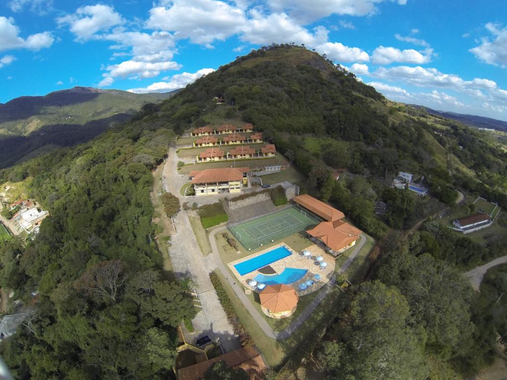 阿蒂巴亚Refugio do Saci Hotel的山景别墅的空中景致