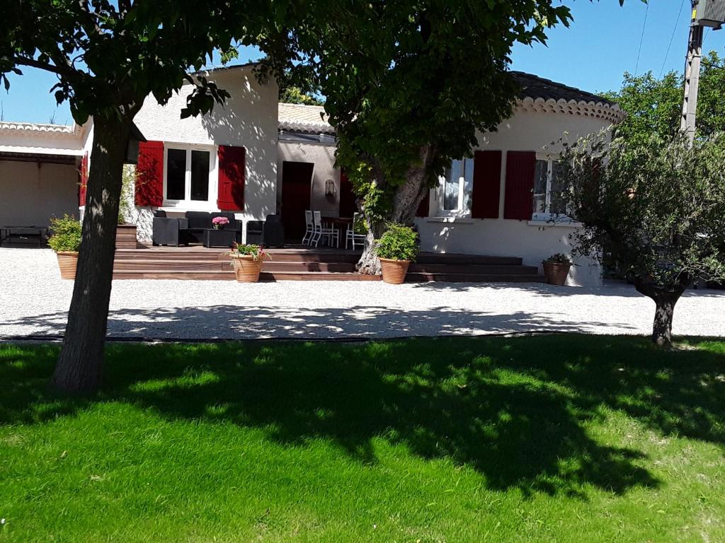 TravaillanLa Bonbonne en Provence的院子前有树的房子