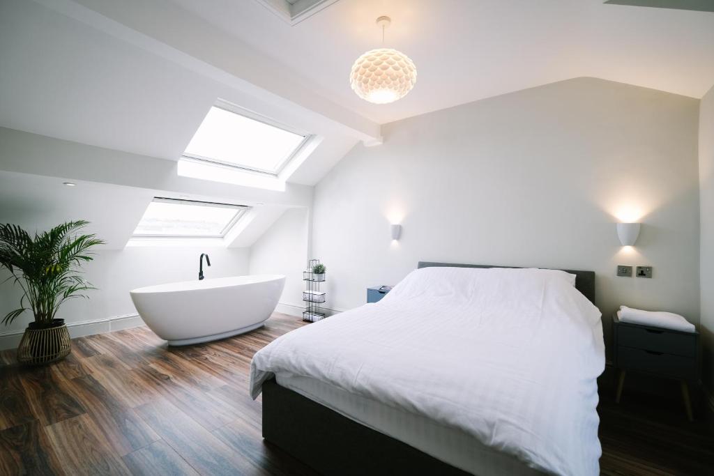 兰卡斯特Period Retreat for 6, explore the Lake District的卧室配有白色的床和浴缸