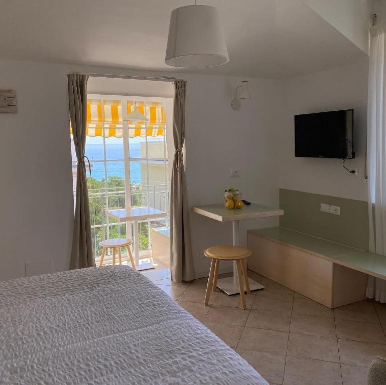 斯波托尔诺Residence Villa Ombrosa的一间卧室配有一张床,享有海景