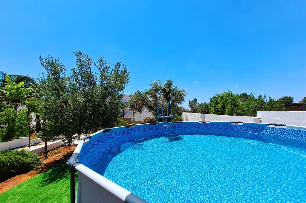 丽都玛里尼Villa Mele的 ⁇ 上的大型蓝色游泳池