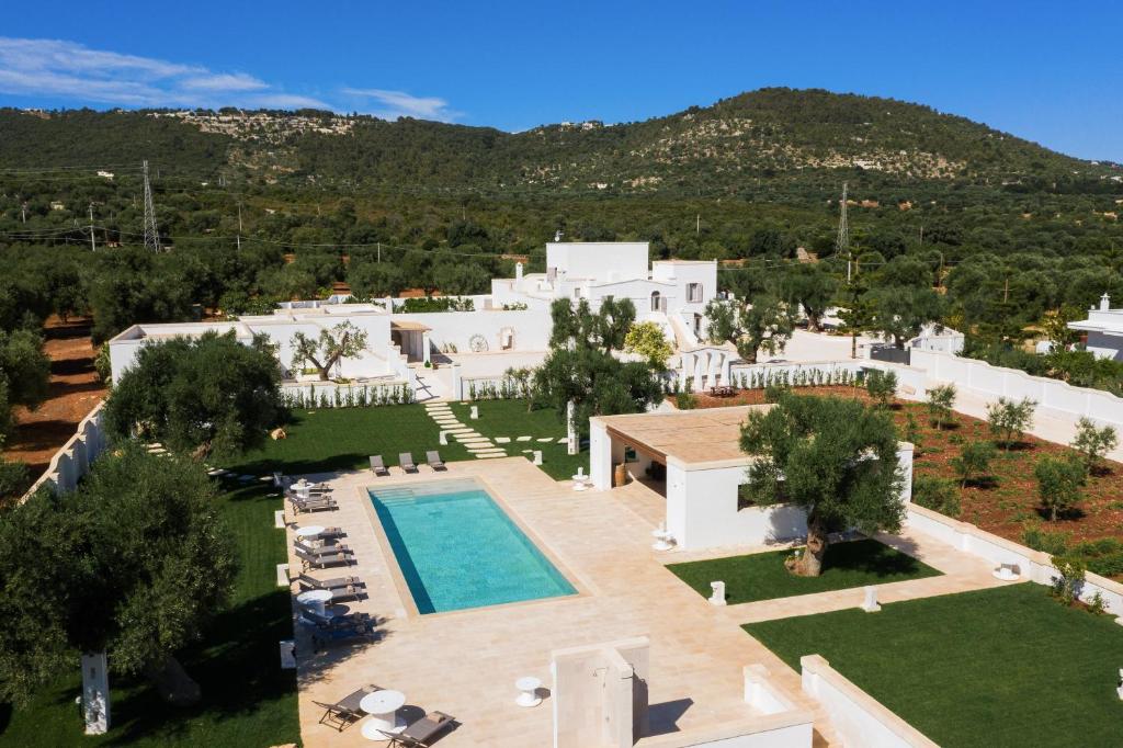 法萨诺Masseria Villa Verde的享有带游泳池的别墅的空中景致