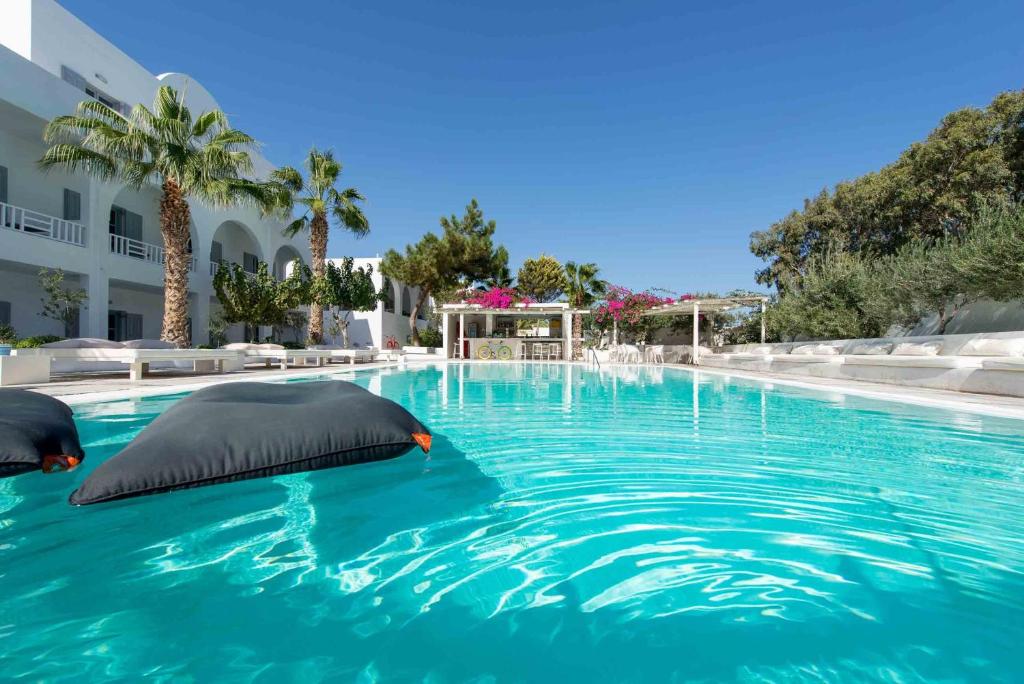 卡马利28酒店的一个带两个枕头的游泳池
