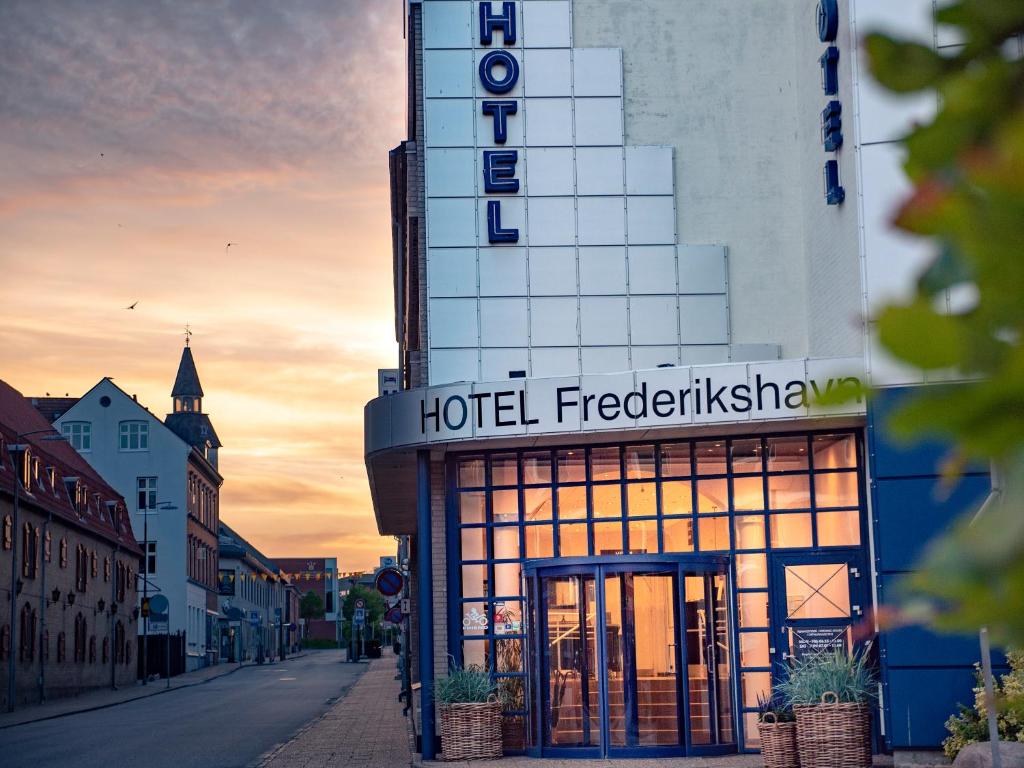 腓特烈港Hotel Frederikshavn的自由思考酒店