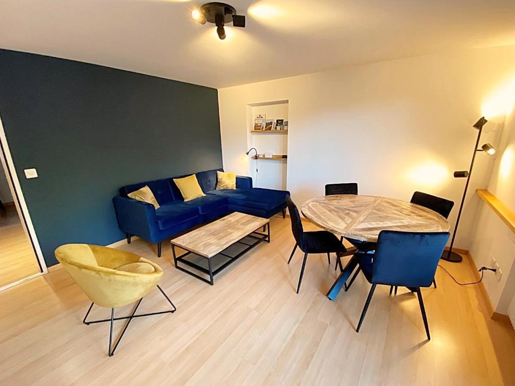 圣莫里茨Seeblick an Luxusmeile 4P, 70m2 - Parkplatz, - S11-1的客厅配有蓝色的沙发和桌子