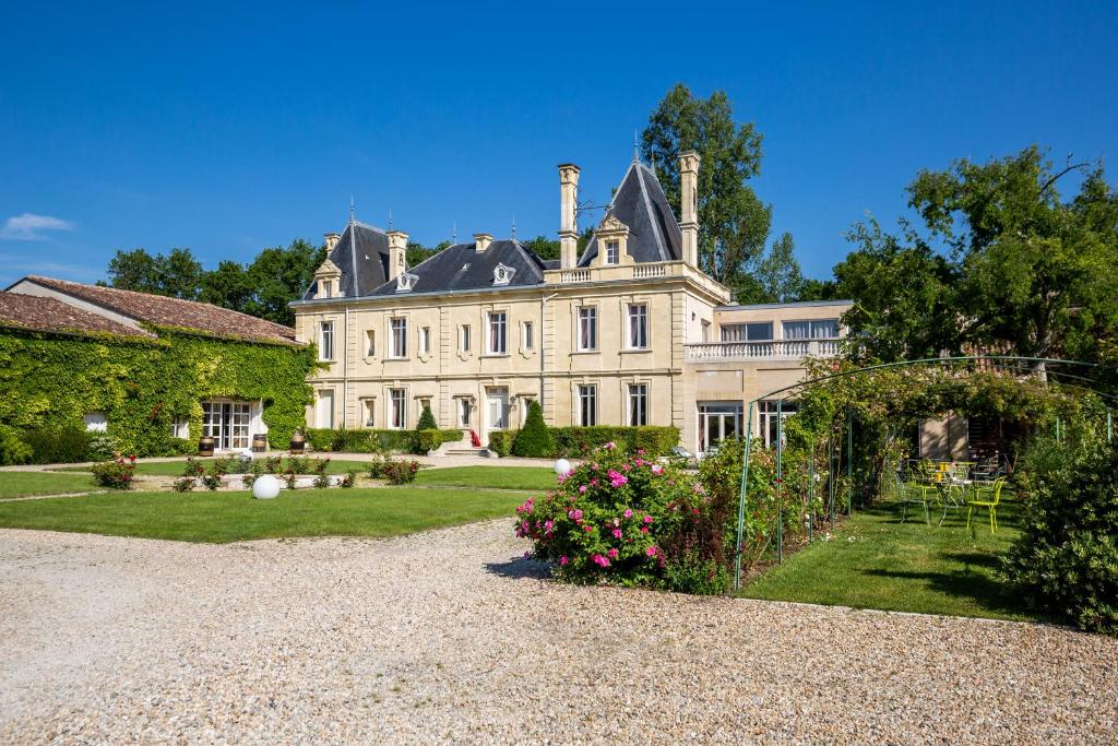 阿维桑Château Meyre的前面设有花园的大房子