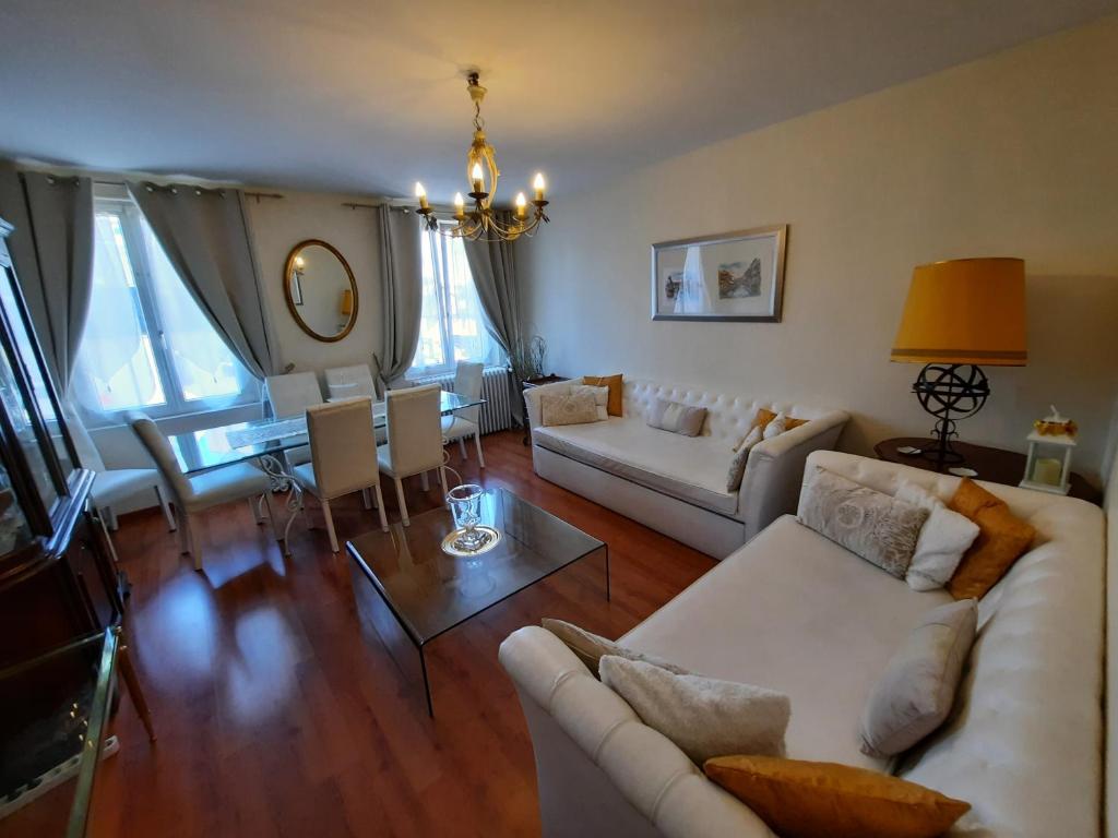 科尔马5号科尔马中心公寓的客厅配有白色的沙发和桌子