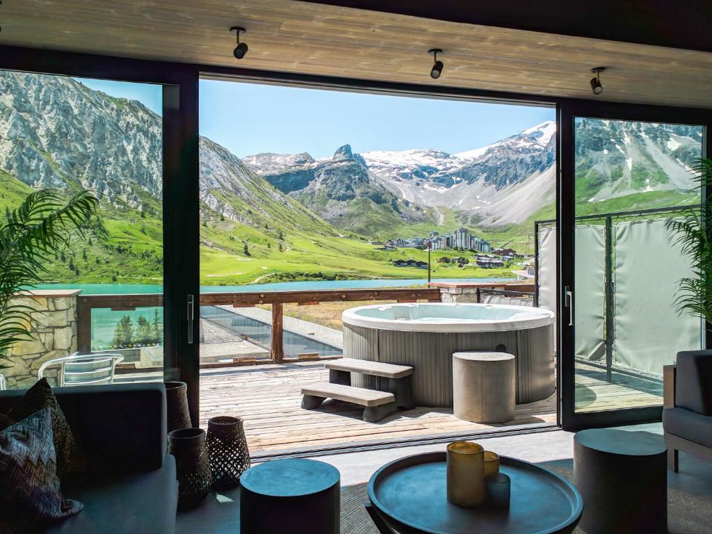 蒂涅兰蕾酒店－Tignes 2100的山景客房 - 带一个浴缸