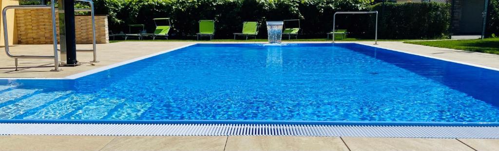 因斯布鲁克夏洛特酒店的一个带喷泉的大型蓝色游泳池