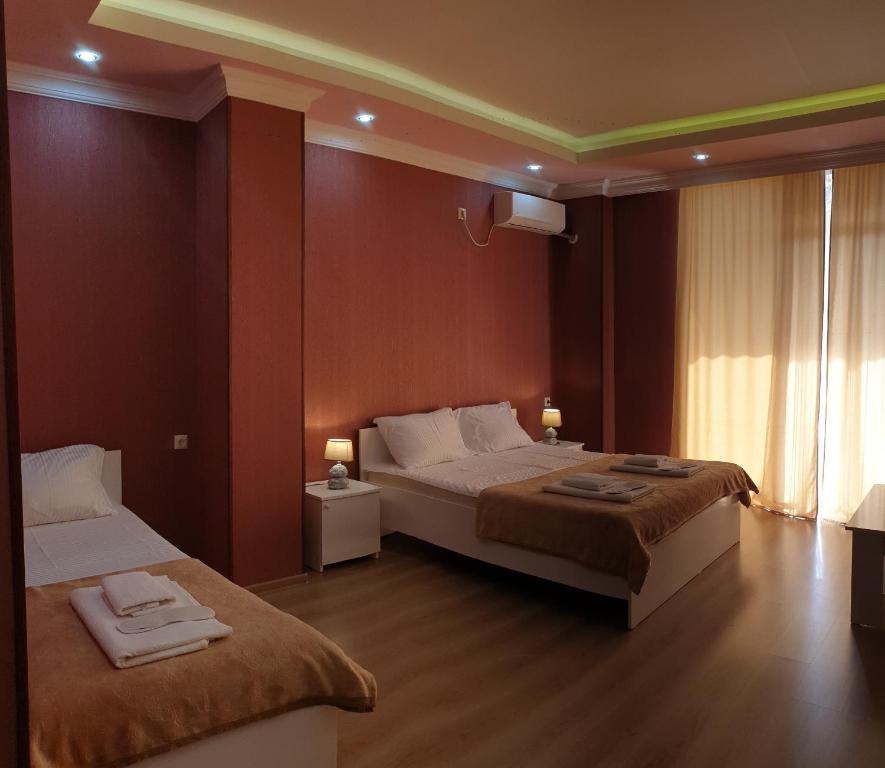 科布列季Hotel BellMar的酒店客房设有两张床和窗户。