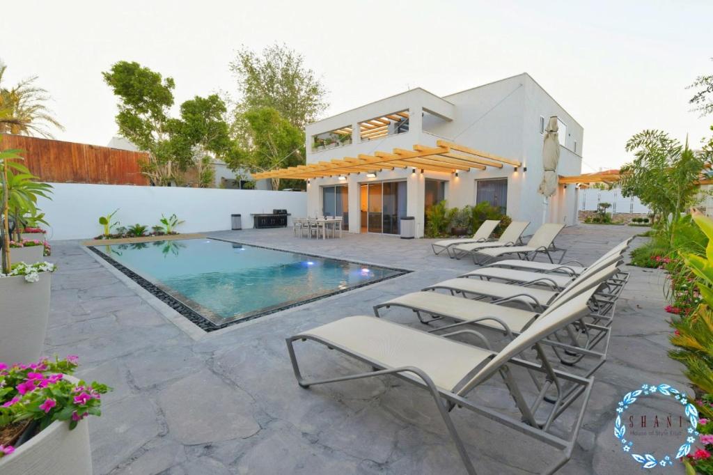 埃拉特Shani House Of Style SEATARA VILLA的别墅 - 带游泳池和躺椅
