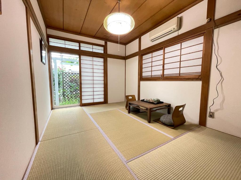 Nishikichō叶的一个空房间,有桌子和窗口
