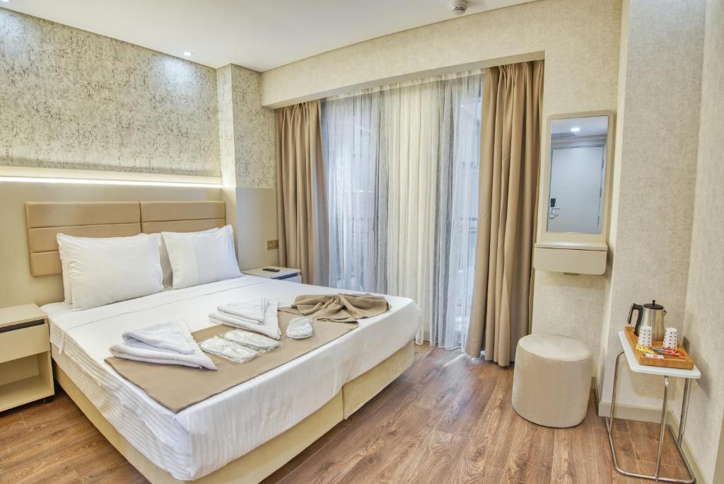 伊斯坦布尔Florina Hotel的酒店客房,配有带毛巾的床
