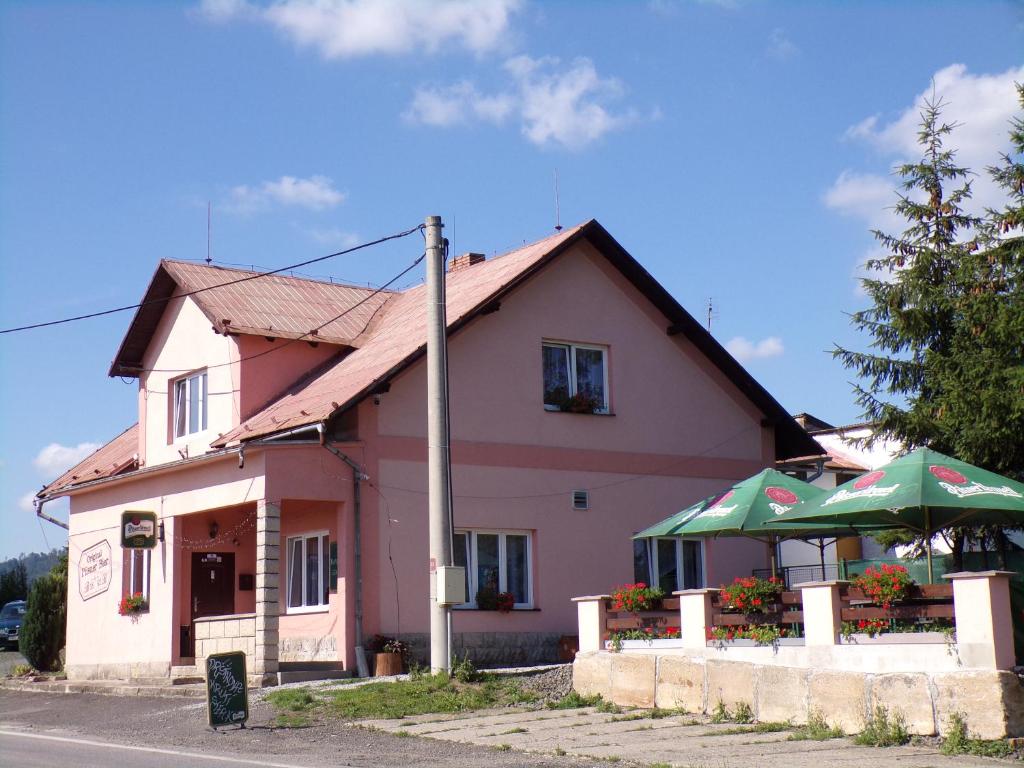 伊钦U Křemílka的前面有绿伞的粉红色建筑