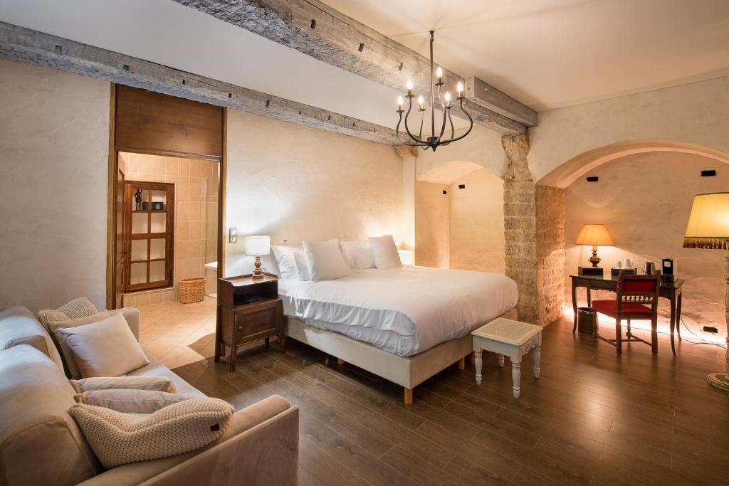 Les Remparts Hôtels et Demeures Historiques客房内的一张或多张床位