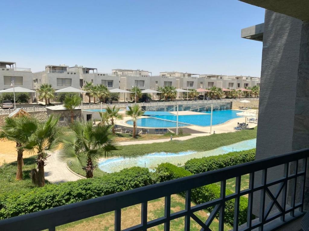 艾因苏赫纳Einbay pool view appartement的从度假村的阳台上可欣赏到游泳池的景色