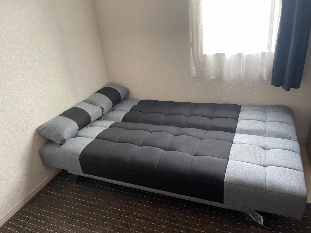东京Bessalov Home 1st room friendly house的窗户客房内的一张大床