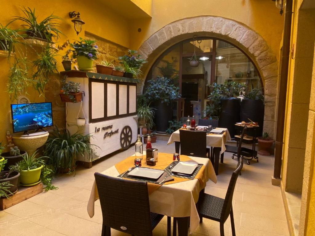 阿格里真托拉诺瓦吉尔根迪酒店的一间在房间内配有桌椅的餐厅