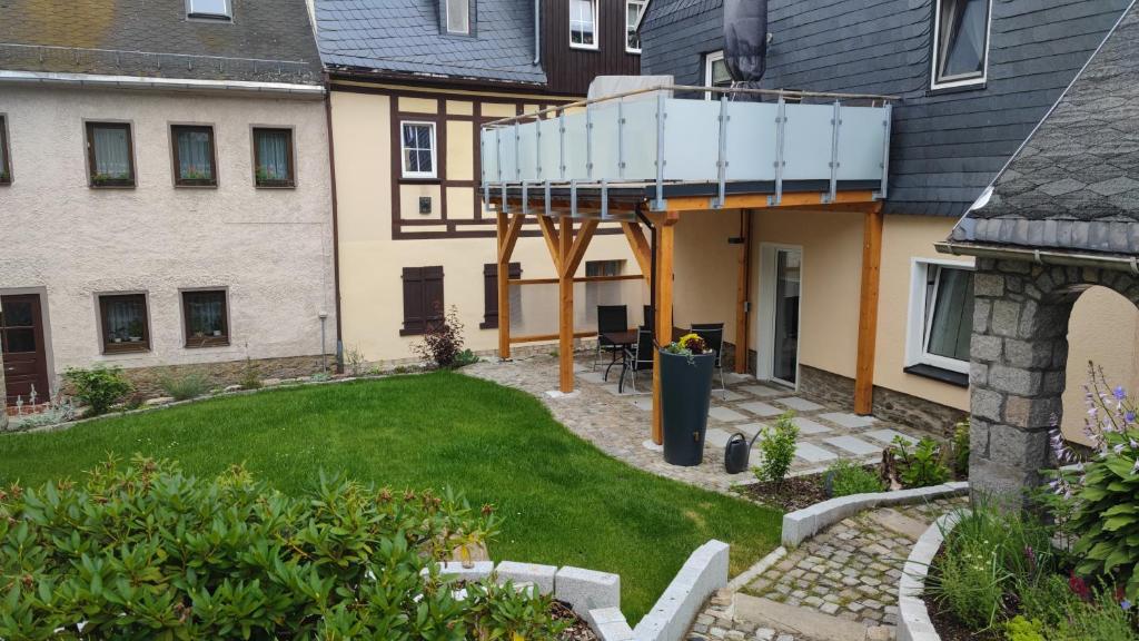施瓦岑贝格Ferienwohnung Dick Schwarzenberg的庭院顶部带阳台的房子