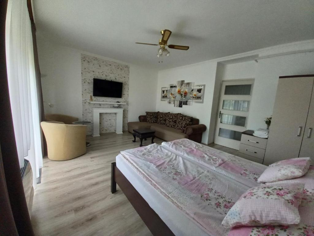 德布勒森Kardos Apartman的一间卧室设有一张床和一间客厅。