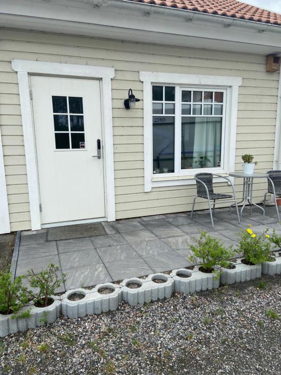 斯卡拉Katthagen的庭院设有白色门、桌子和椅子