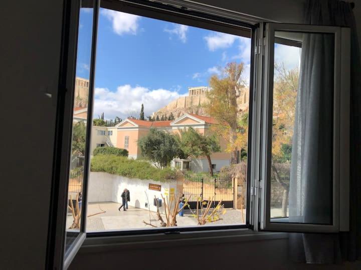 雅典Acropolis Museum Apartment的享有人行道上行走景色的窗户