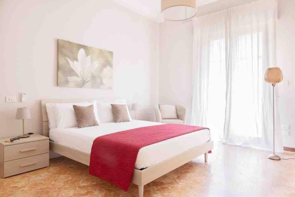 皮雅诺迪索伦托Cota Holidays House的白色卧室配有一张带红色毯子的大床