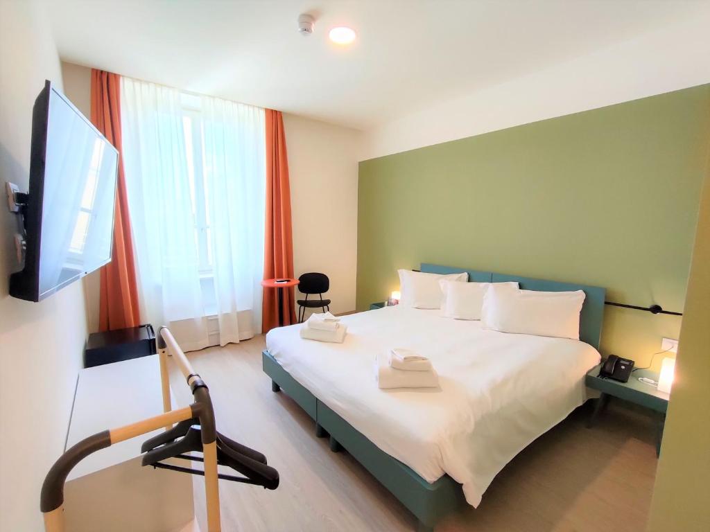 都灵Camplus Guest Bernini Casa per Ferie的一间卧室配有一张床和一台平面电视