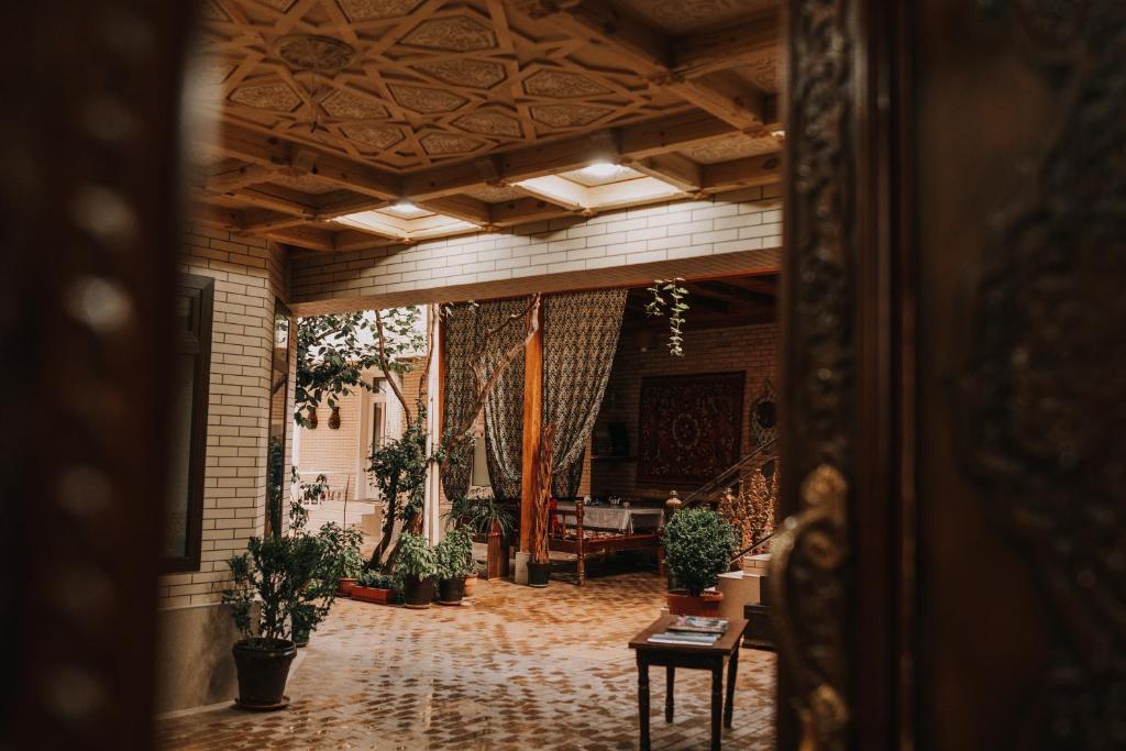 撒马尔罕迪秀达酒店的楼内带有盆栽的走廊