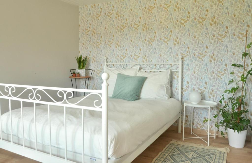 Bussière-BoffyLa Ferme aux Cinq Sens的卧室配有白色的床和墙壁