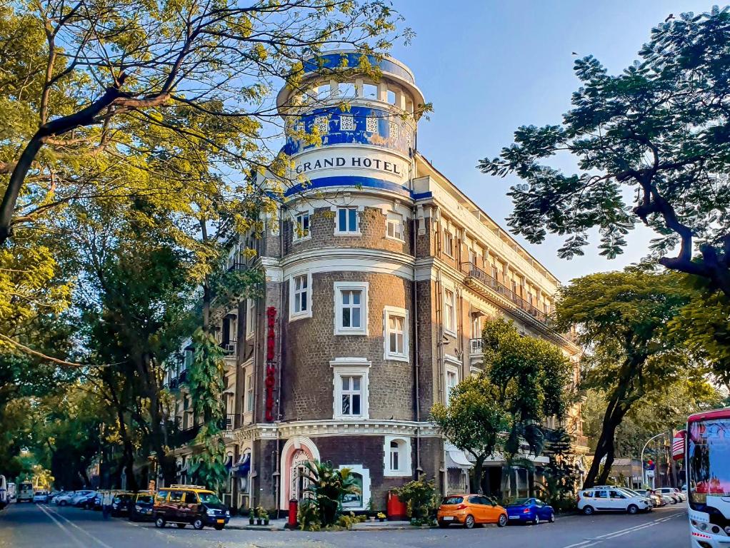 孟买Grand Hotel Mumbai - Ballard Estate, Fort的一座建筑的顶部有一个钟楼
