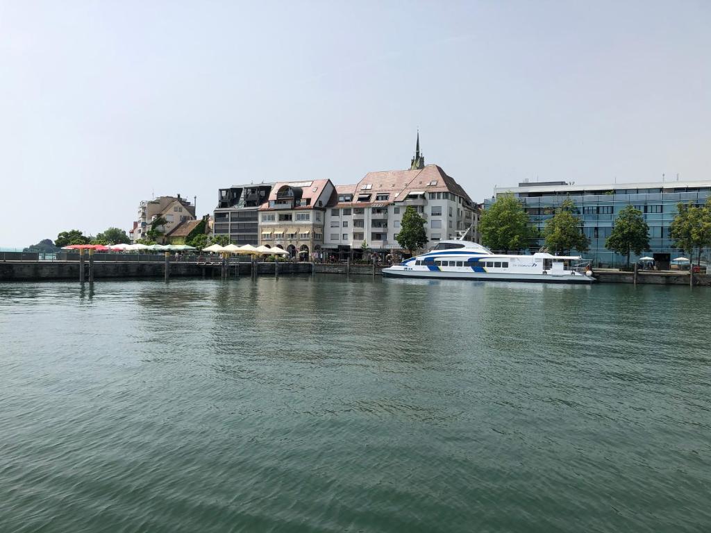 腓特烈港Özkurt-2的船停靠在河里,有建筑物
