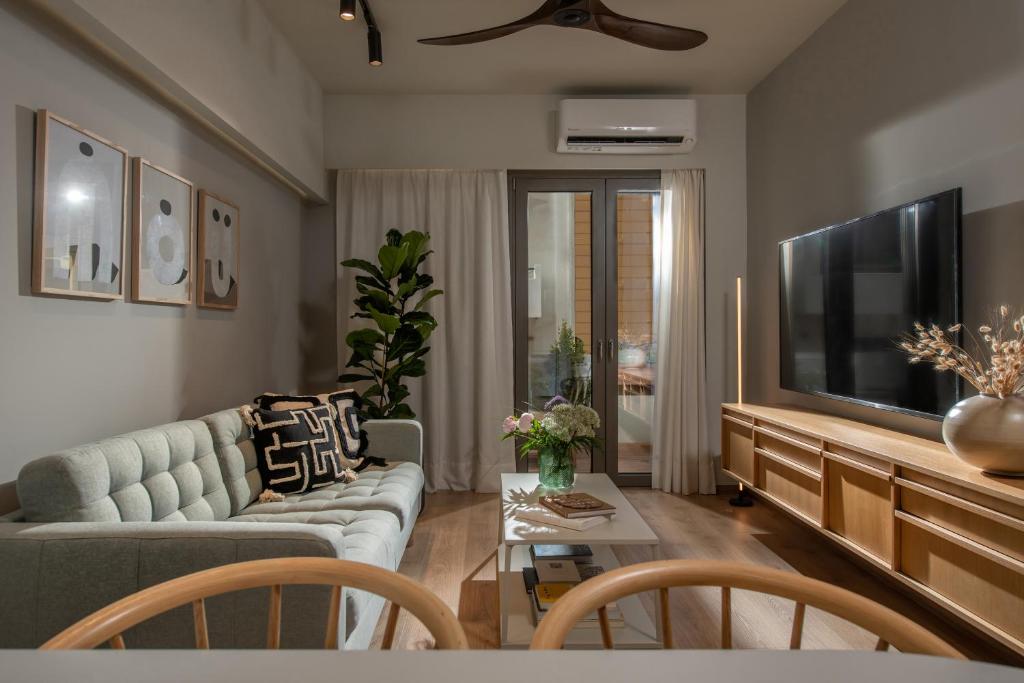 海若克利欧The Blossom-Premium living residence at Heraklion的带沙发和平面电视的客厅
