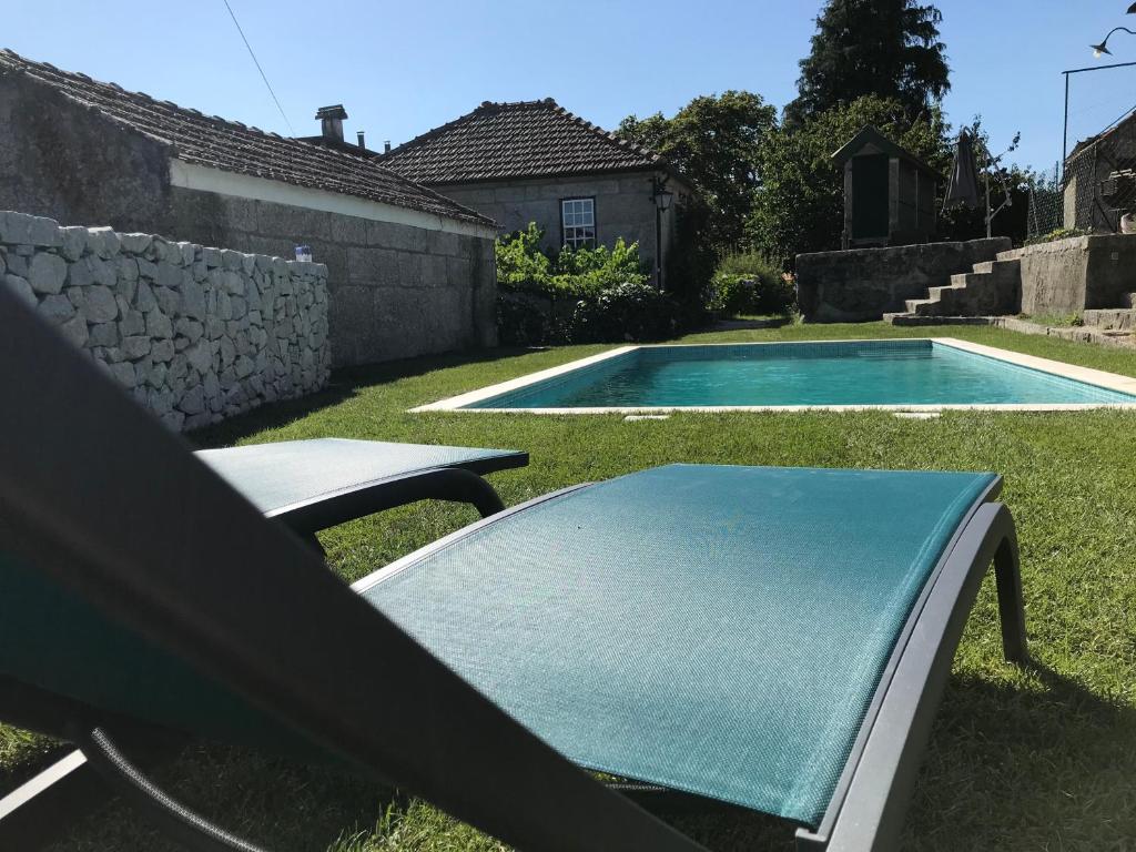 拜昂Casa da Ponte的庭院内一个带桌子和长凳的游泳池