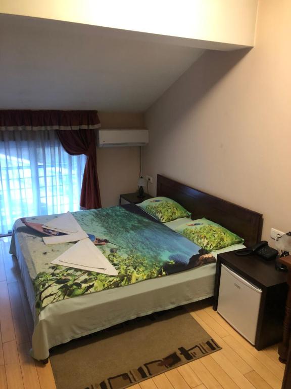 比耶洛波列Hotel Royal的一间带两张床的卧室,位于带窗户的房间内
