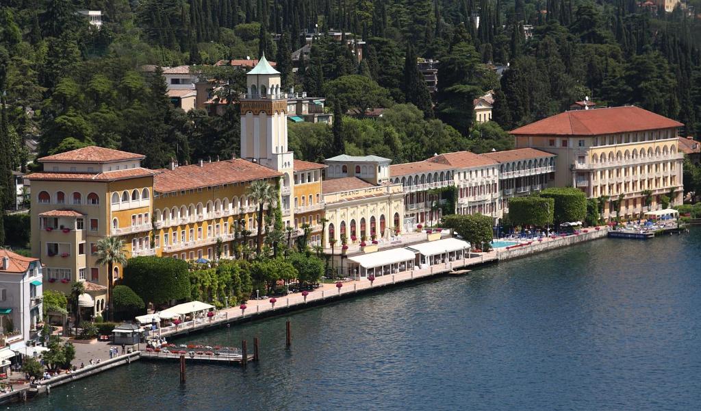 加尔多内-里维耶拉加尔多内大酒店的一群靠近水体的建筑物