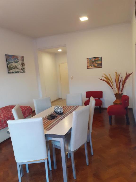 门多萨Departamentos El Ceibo II的客厅配有桌子和白色椅子