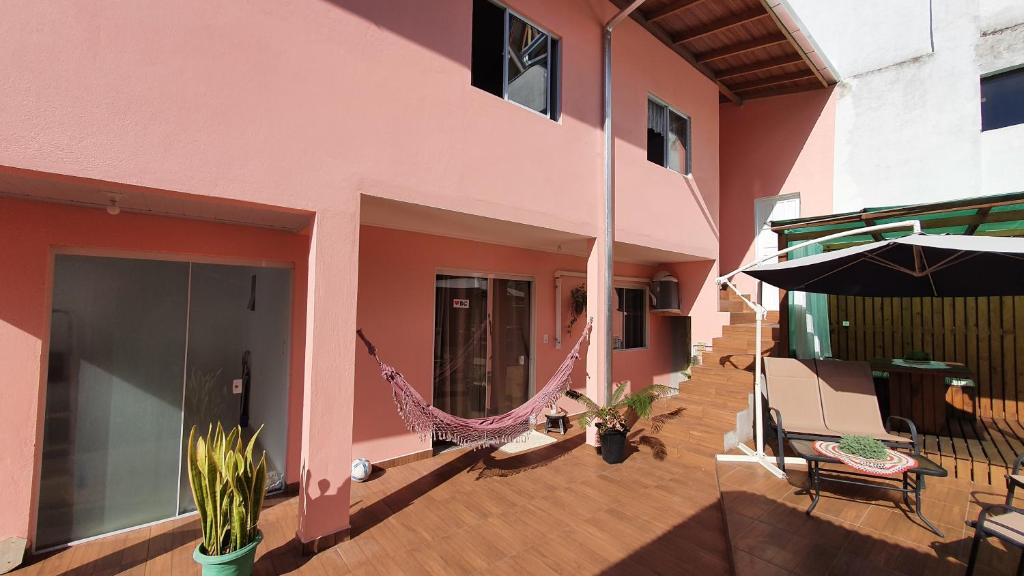 巴拉奈里奥-坎布里乌Residencial Recanto Paraíso BC - Flat的一个带吊床和房子的庭院