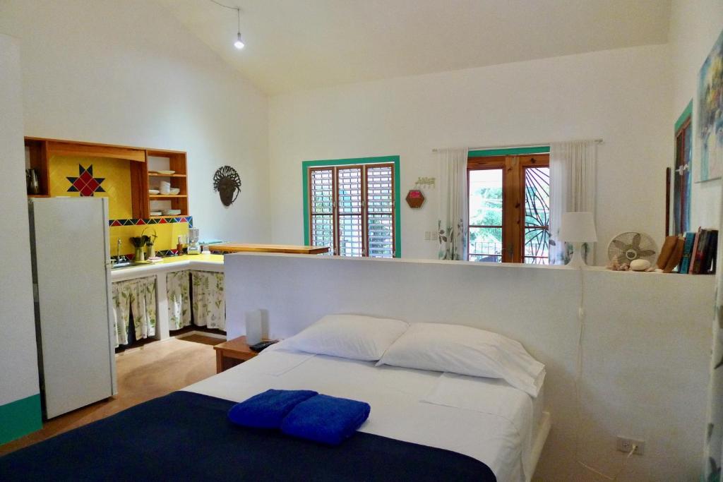 拉斯加勒拉斯Apart-Hotel Garden Villa的一间卧室配有一张带两个蓝色枕头的床